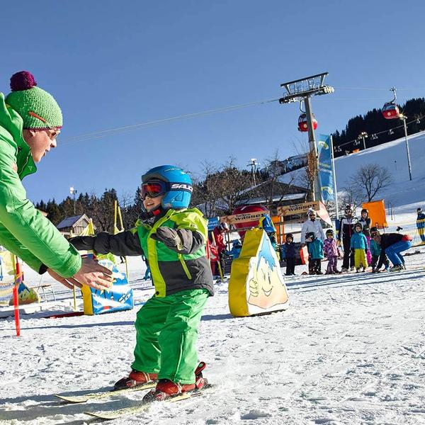 Skiurlaub mit Trainer für die Kinder.